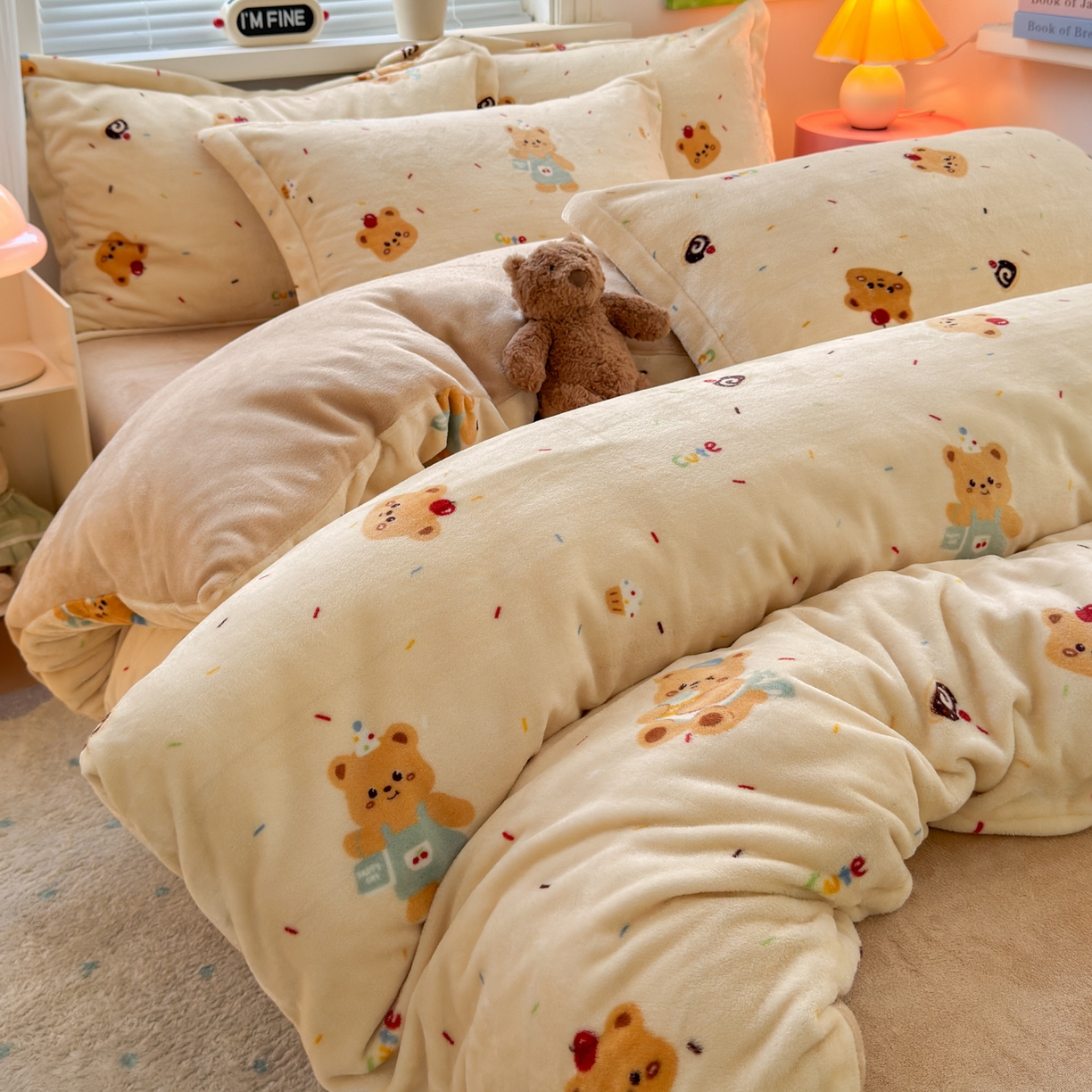 91家纺网 家纺一手货源 找家纺 铭宣 2025新款高克重牛奶绒印花保暖四件套床单床笠单被套款 黄油小熊