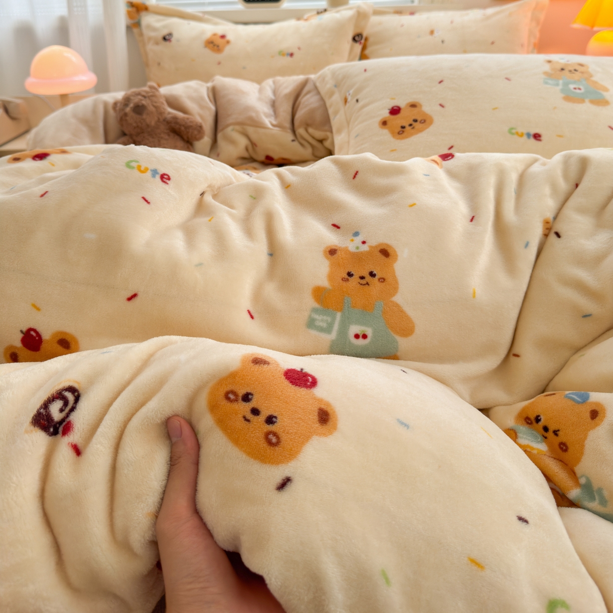 91家纺网 家纺一手货源 找家纺 铭宣 2025新款高克重牛奶绒印花保暖四件套床单床笠单被套款 黄油小熊