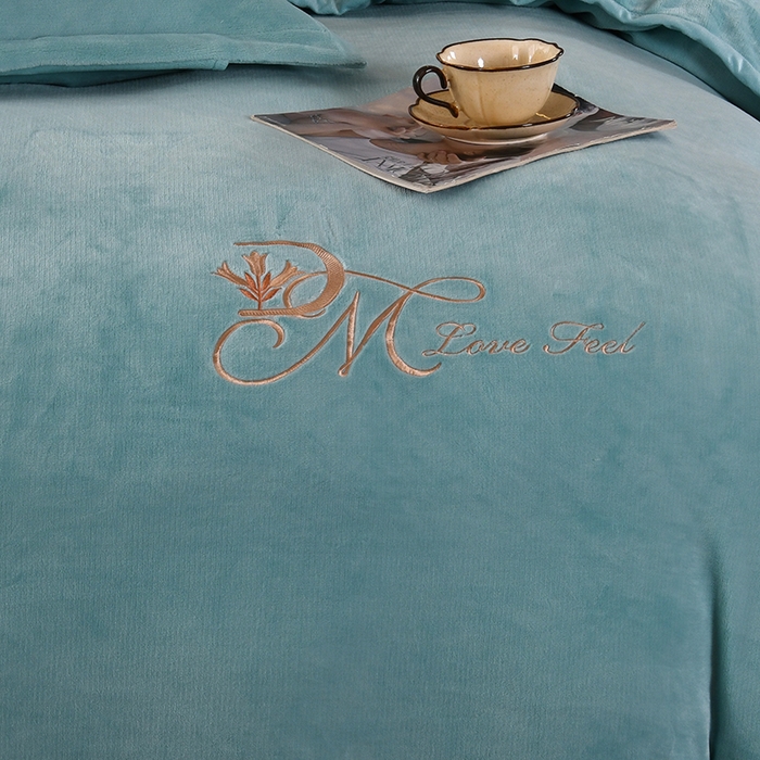 91家纺网 家纺一手货源 找家纺 栩裕纺织 2025新款牛奶绒刺绣单被套 湖蓝