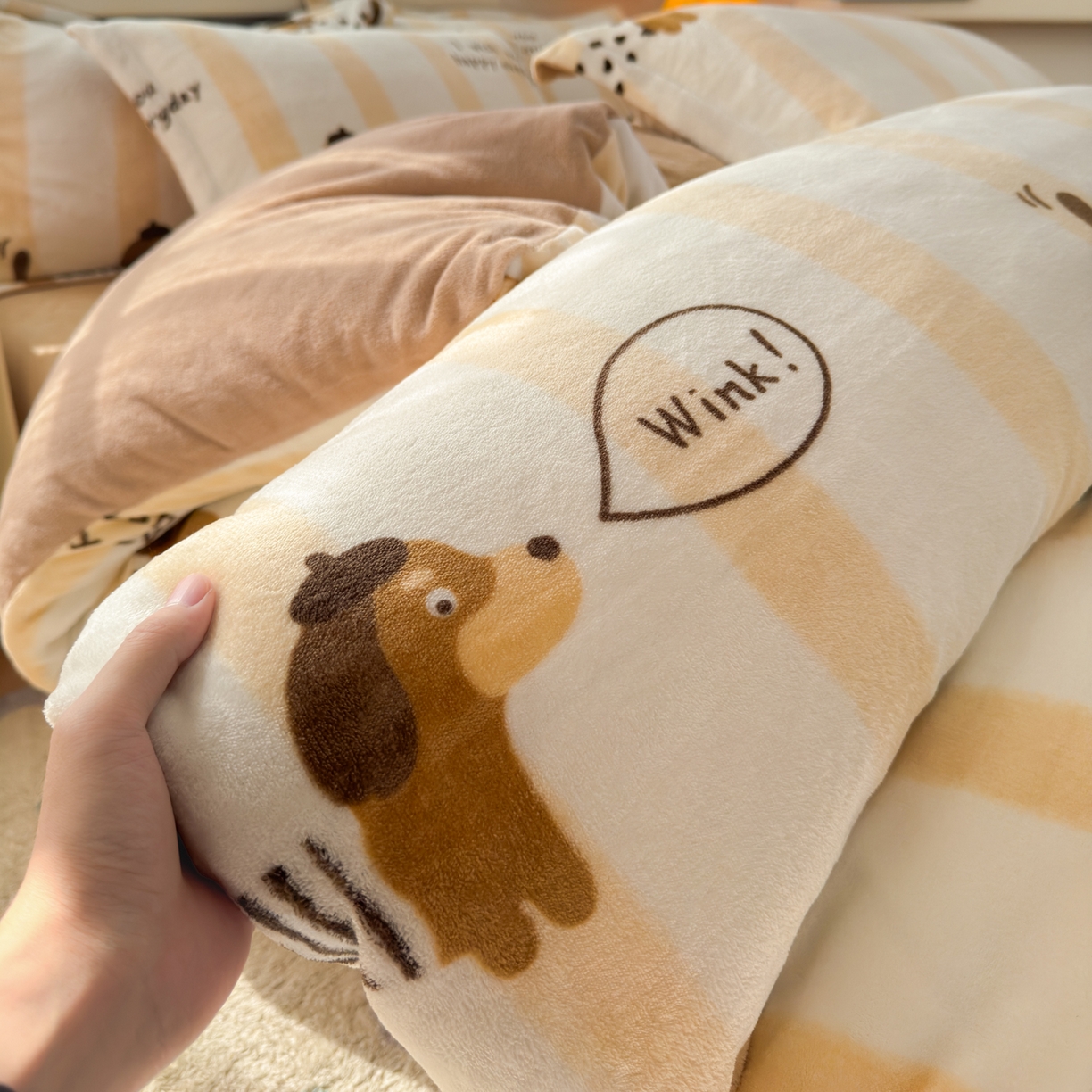 91家纺网 家纺一手货源 找家纺 铭宣 2025新款高克重牛奶绒印花保暖四件套床单床笠单被套款 腊肠狗