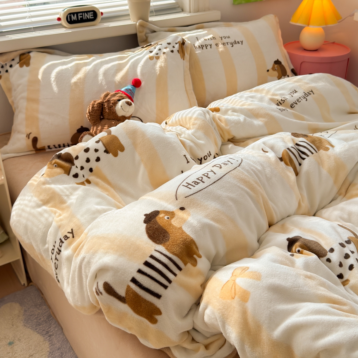 91家纺网 家纺一手货源 找家纺 铭宣 2025新款高克重牛奶绒印花保暖四件套床单床笠单被套款 腊肠狗