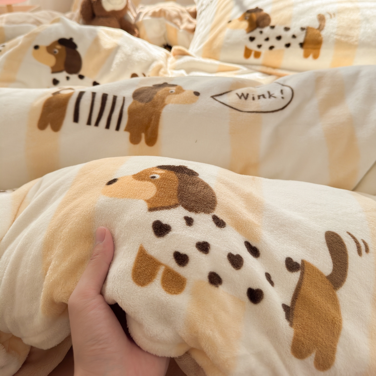 91家纺网 家纺一手货源 找家纺 铭宣 2025新款高克重牛奶绒印花保暖四件套床单床笠单被套款 腊肠狗