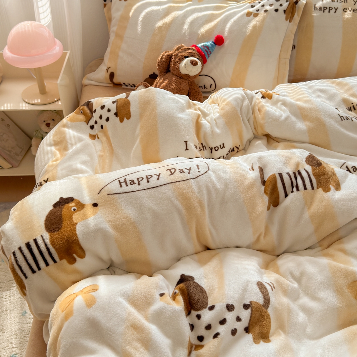 91家纺网 家纺一手货源 找家纺 铭宣 2025新款高克重牛奶绒印花保暖四件套床单床笠单被套款 腊肠狗