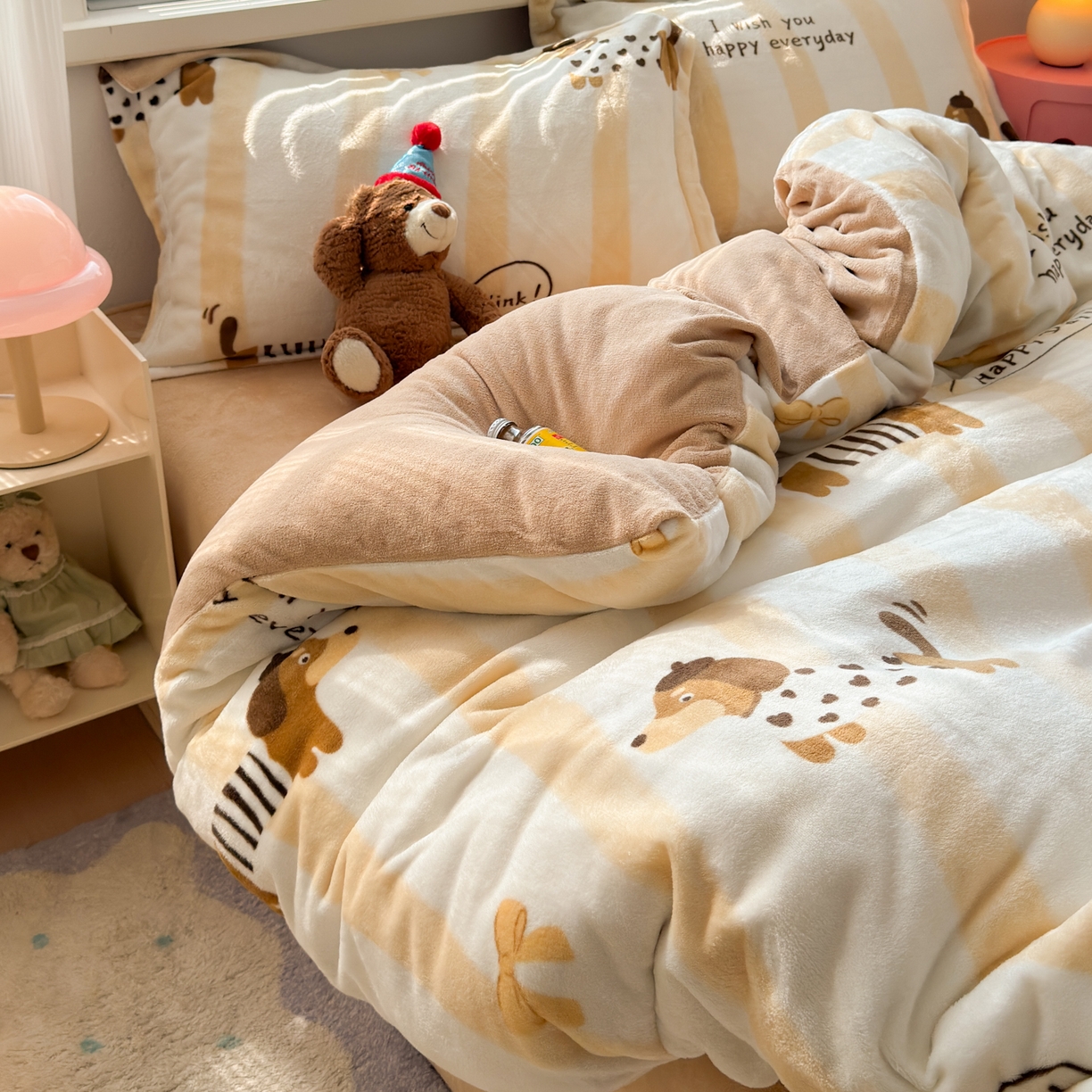 91家纺网 家纺一手货源 找家纺 铭宣 2025新款高克重牛奶绒印花保暖四件套床单床笠单被套款 腊肠狗