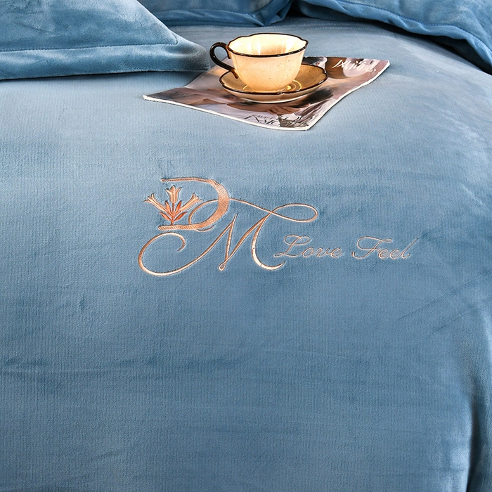 91家纺网 家纺一手货源 找家纺 栩裕纺织 2025新款牛奶绒刺绣单被套 孔雀蓝