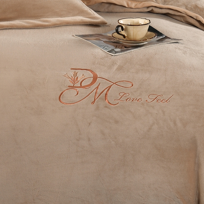 91家纺网 家纺一手货源 找家纺 栩裕纺织 2025新款牛奶绒刺绣单被套 浅卡其