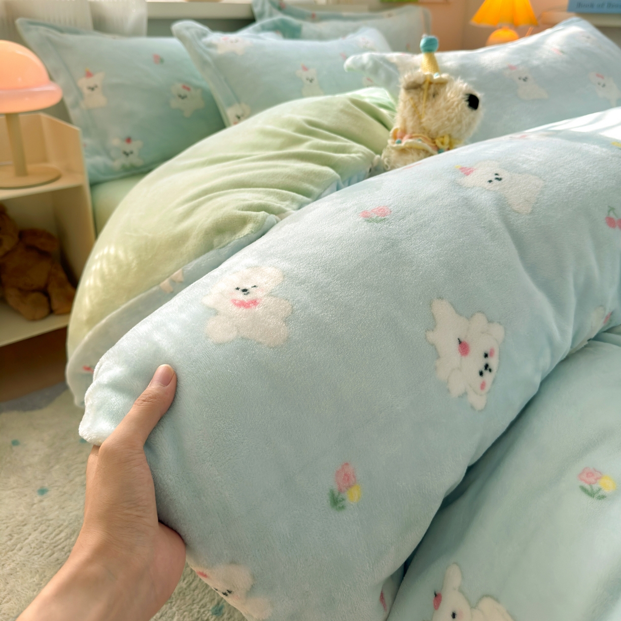 91家纺网 家纺一手货源 找家纺 铭宣 2025新款高克重牛奶绒印花保暖四件套床单床笠单被套款 蓝底小白狗