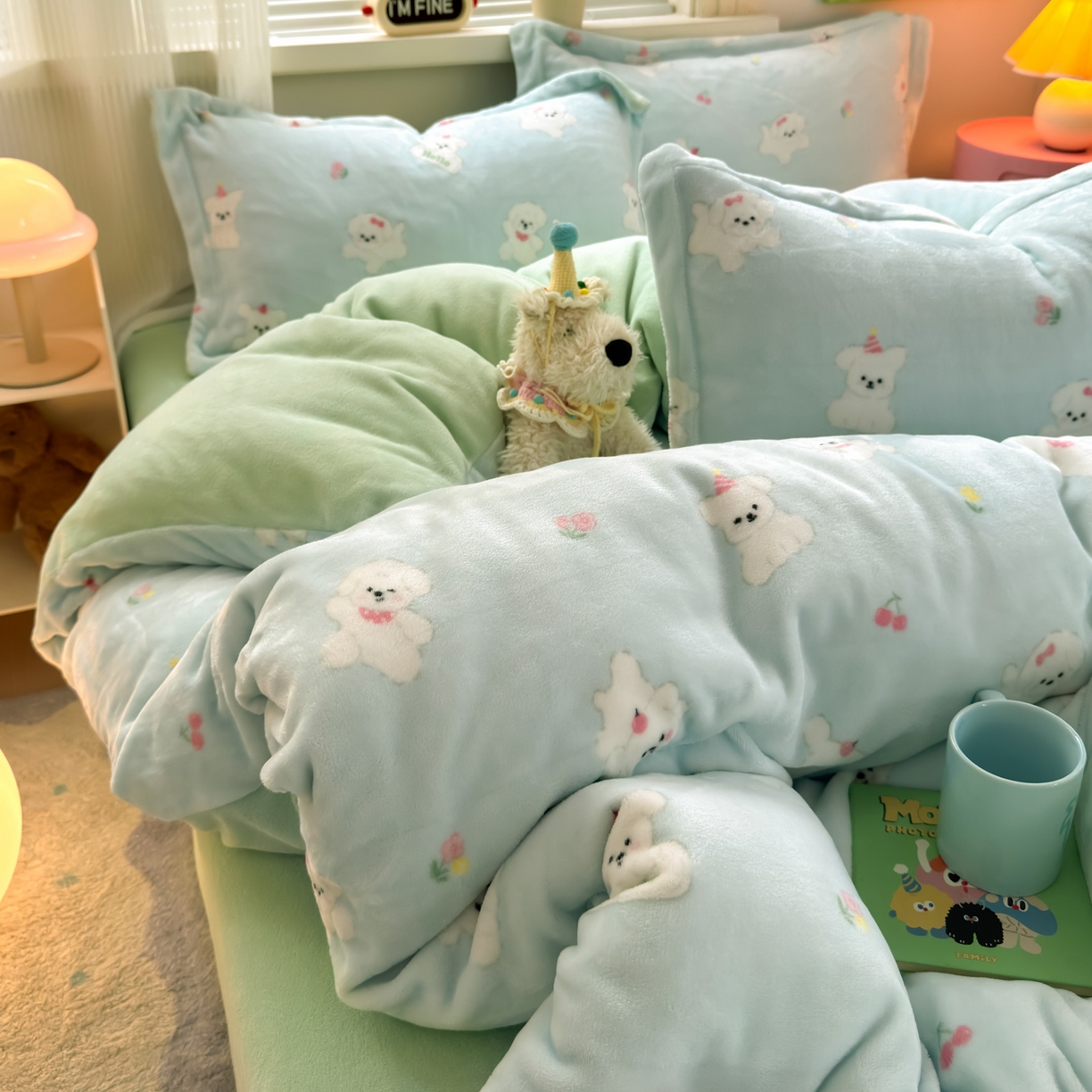 91家纺网 家纺一手货源 找家纺 铭宣 2025新款高克重牛奶绒印花保暖四件套床单床笠单被套款 蓝底小白狗