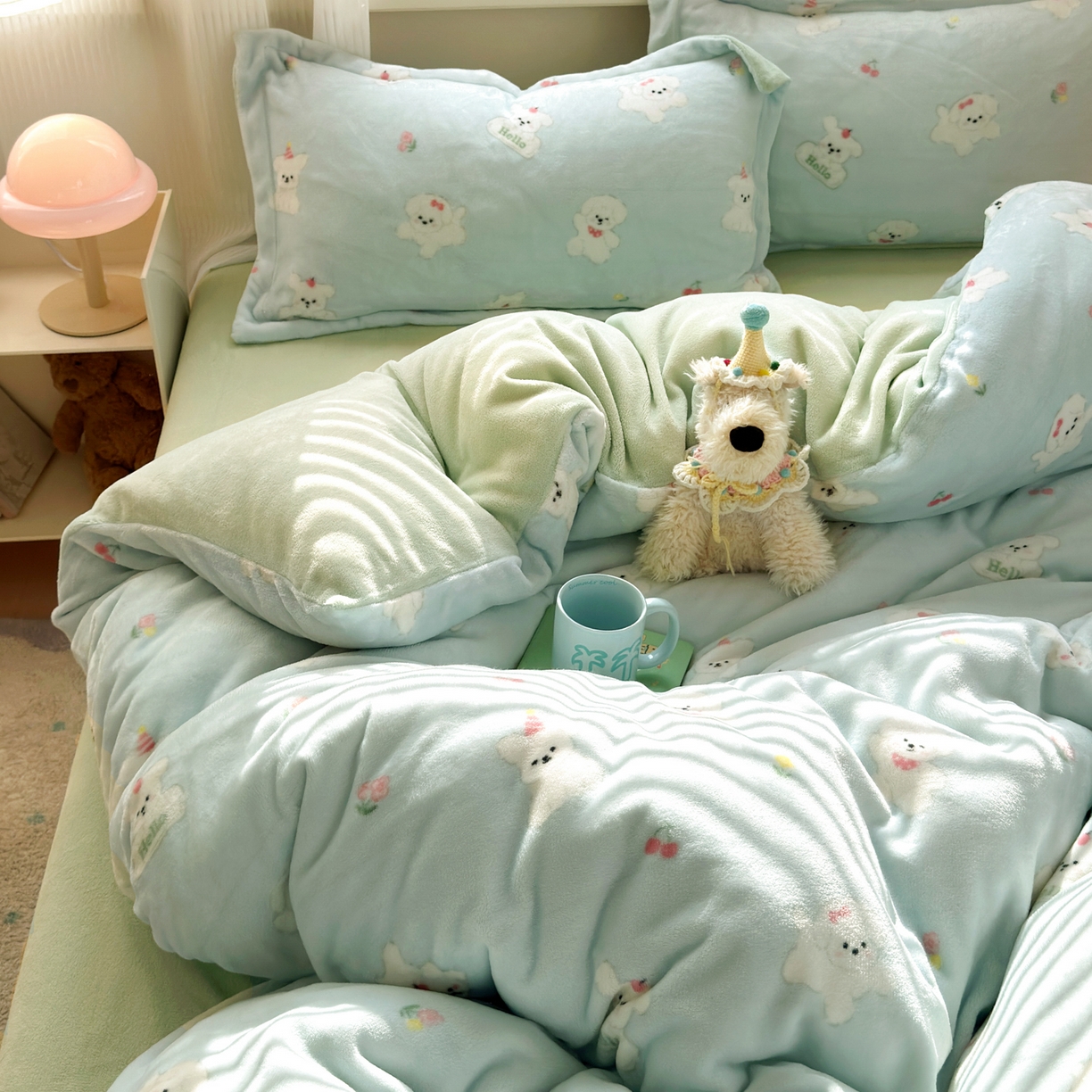 91家纺网 家纺一手货源 找家纺 铭宣 2025新款高克重牛奶绒印花保暖四件套床单床笠单被套款 蓝底小白狗