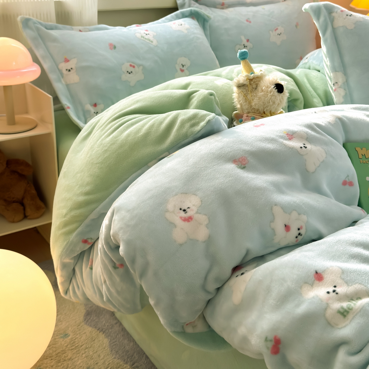 91家纺网 家纺一手货源 找家纺 铭宣 2025新款高克重牛奶绒印花保暖四件套床单床笠单被套款 蓝底小白狗