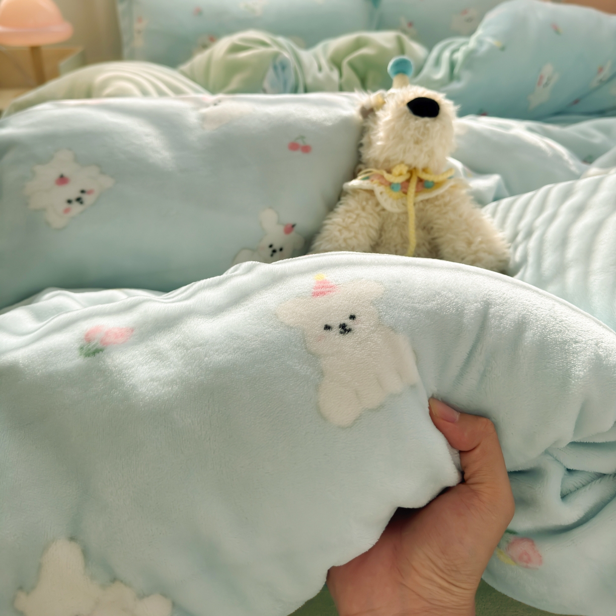 91家纺网 家纺一手货源 找家纺 铭宣 2025新款高克重牛奶绒印花保暖四件套床单床笠单被套款 蓝底小白狗