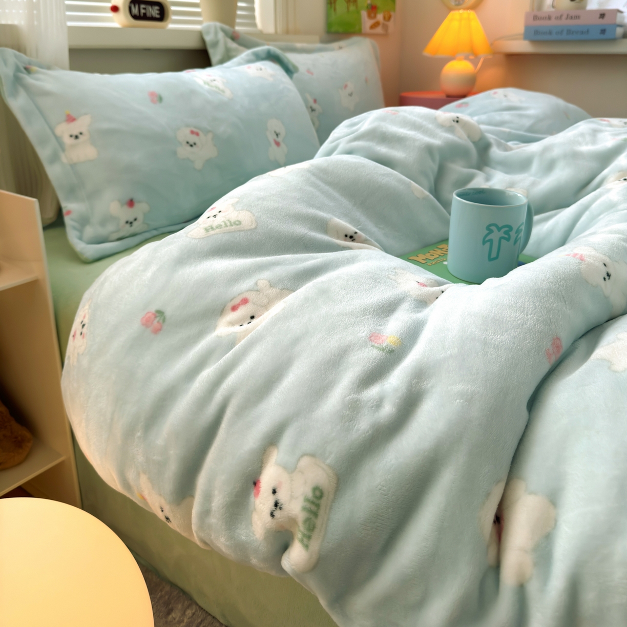 91家纺网 家纺一手货源 找家纺 铭宣 2025新款高克重牛奶绒印花保暖四件套床单床笠单被套款 蓝底小白狗