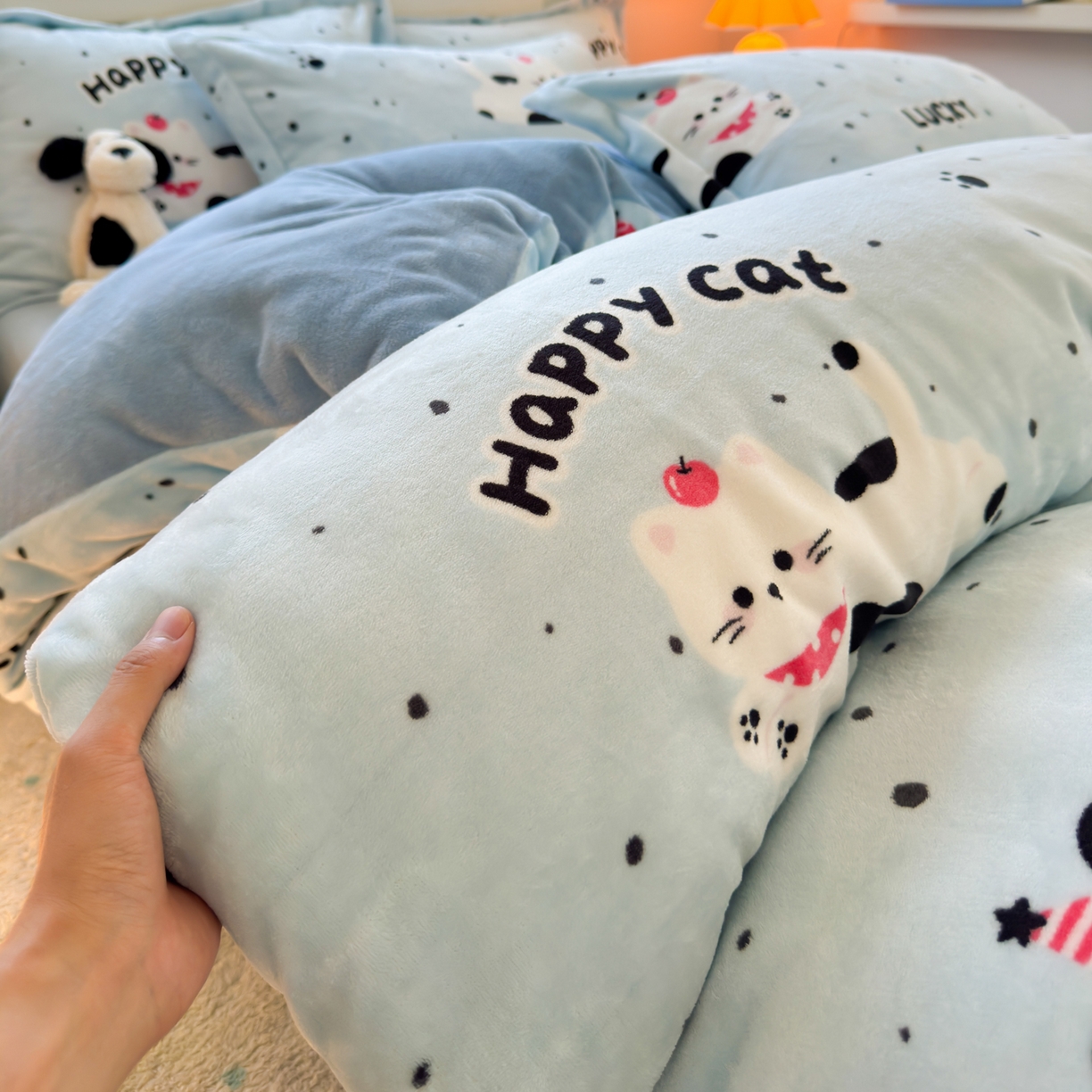 91家纺网 家纺一手货源 找家纺 铭宣 2025新款高克重牛奶绒印花保暖四件套床单床笠单被套款 蓝调熊猫