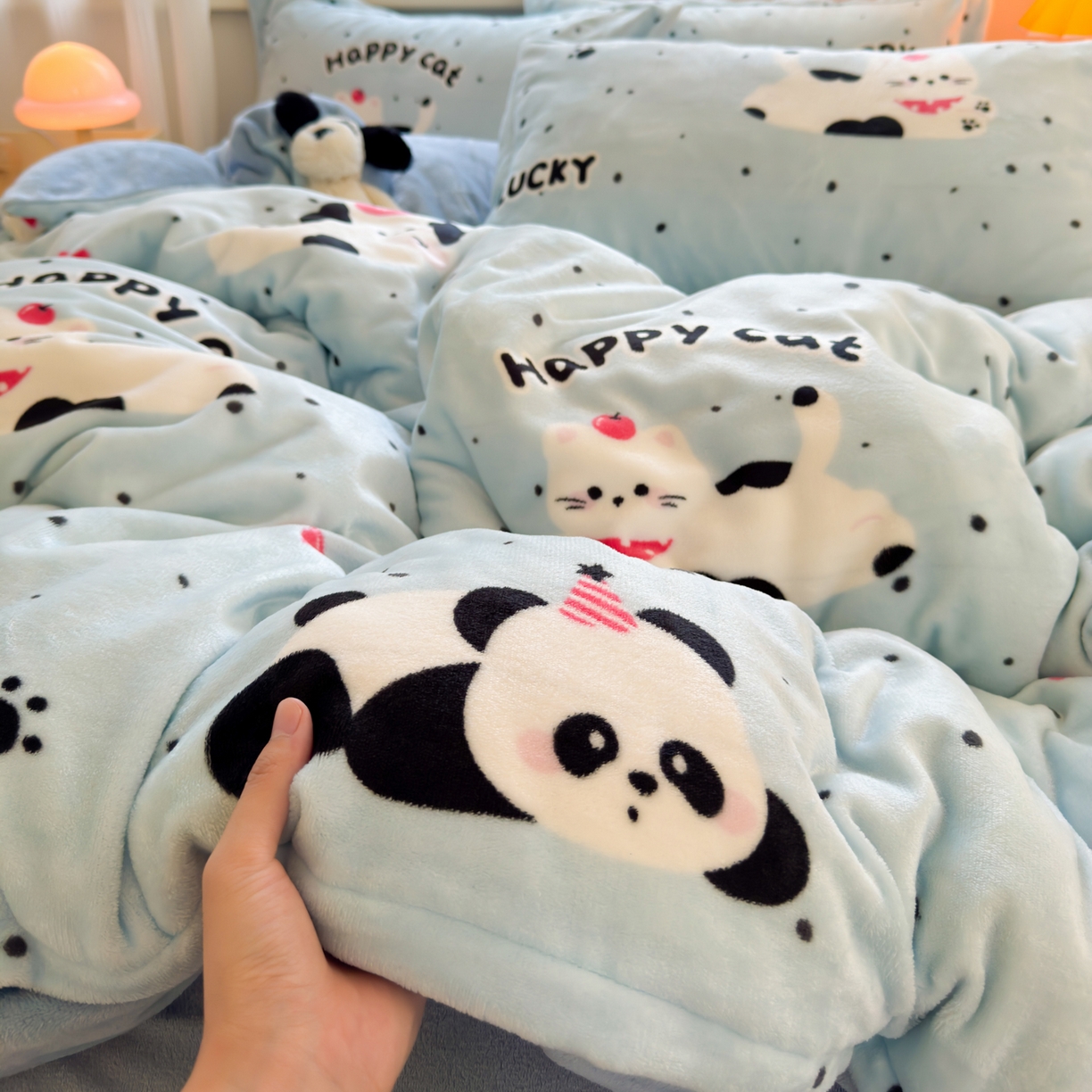 91家纺网 家纺一手货源 找家纺 铭宣 2025新款高克重牛奶绒印花保暖四件套床单床笠单被套款 蓝调熊猫