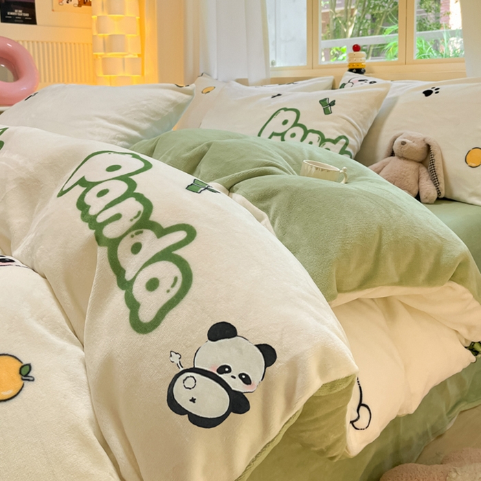 91家纺网 家纺一手货源 找家纺 铭宣 2025新款高克重牛奶绒印花保暖四件套床单床笠单被套款 萌仔熊猫