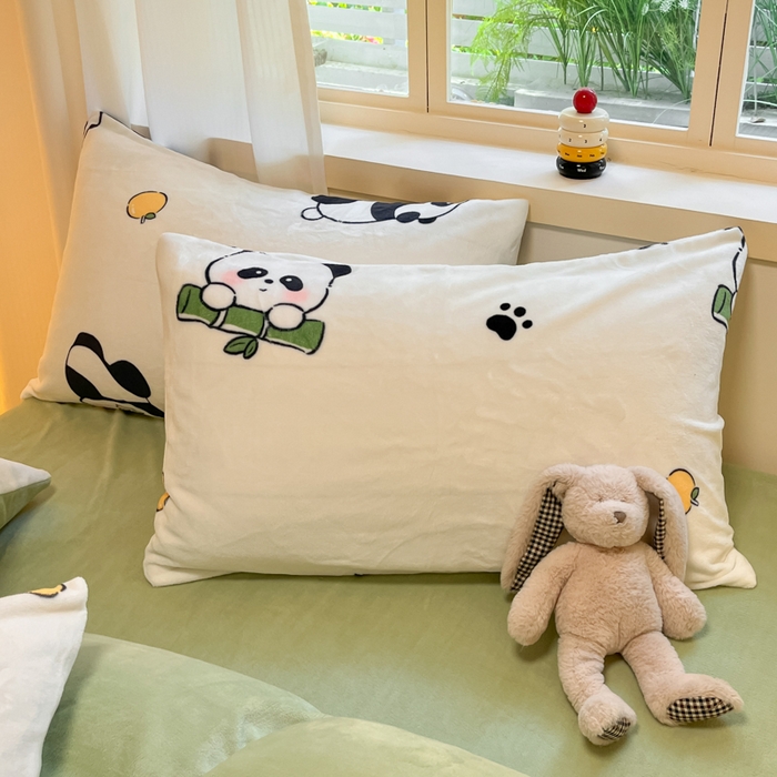 91家纺网 家纺一手货源 找家纺 铭宣 2025新款高克重牛奶绒印花保暖四件套床单床笠单被套款 萌仔熊猫