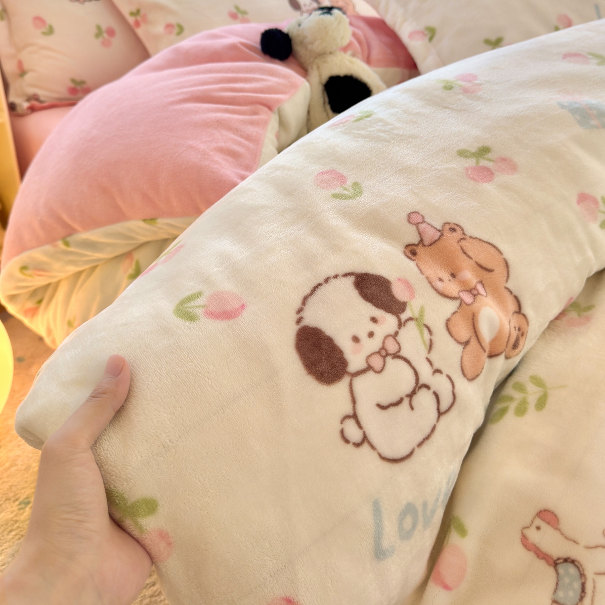 91家纺网 家纺一手货源 找家纺 铭宣 2025新款高克重牛奶绒印花保暖四件套床单床笠单被套款 秘密花园