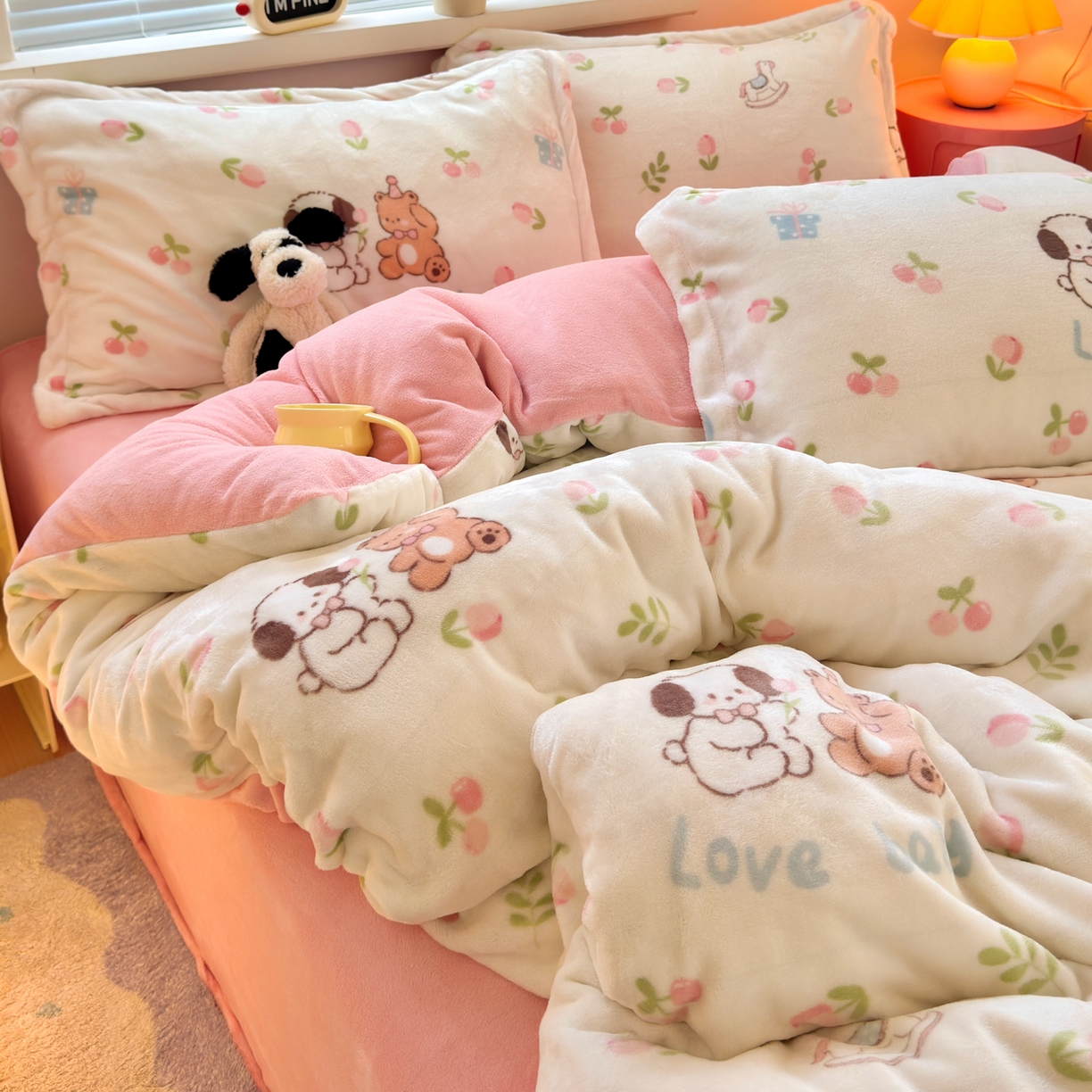 91家纺网 家纺一手货源 找家纺 铭宣 2025新款高克重牛奶绒印花保暖四件套床单床笠单被套款 秘密花园