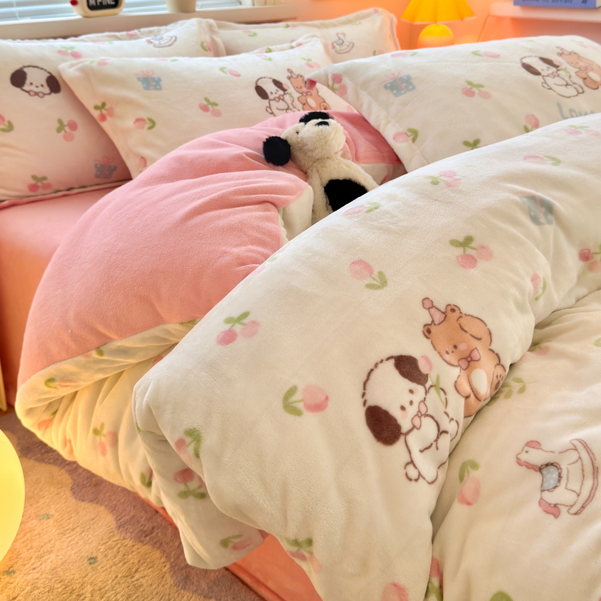 91家纺网 家纺一手货源 找家纺 铭宣 2025新款高克重牛奶绒印花保暖四件套床单床笠单被套款 秘密花园