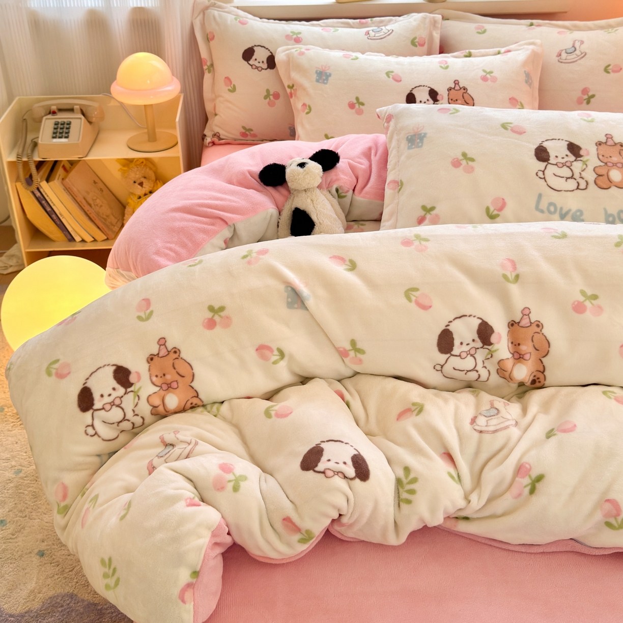 91家纺网 家纺一手货源 找家纺 铭宣 2025新款高克重牛奶绒印花保暖四件套床单床笠单被套款 秘密花园