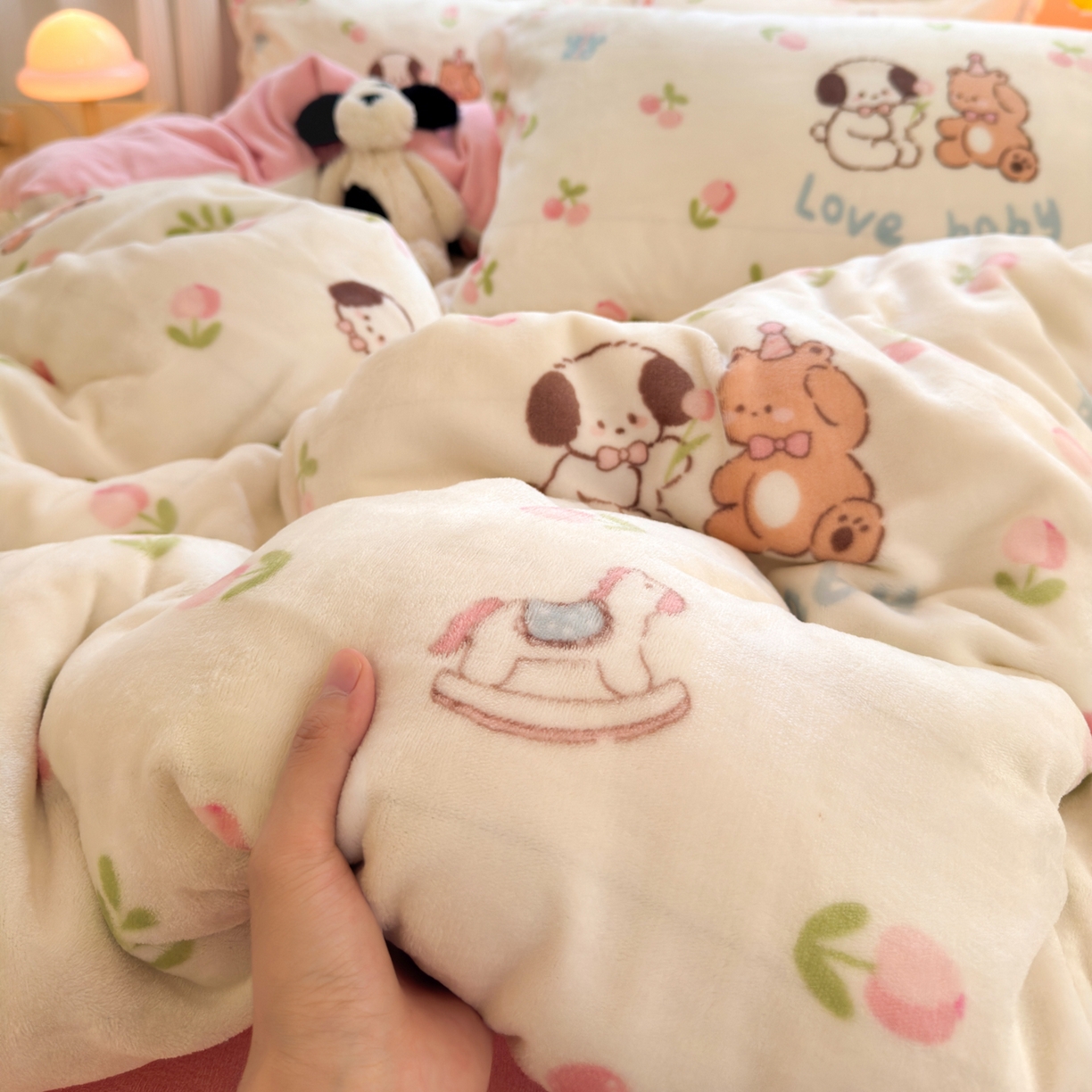 91家纺网 家纺一手货源 找家纺 铭宣 2025新款高克重牛奶绒印花保暖四件套床单床笠单被套款 秘密花园