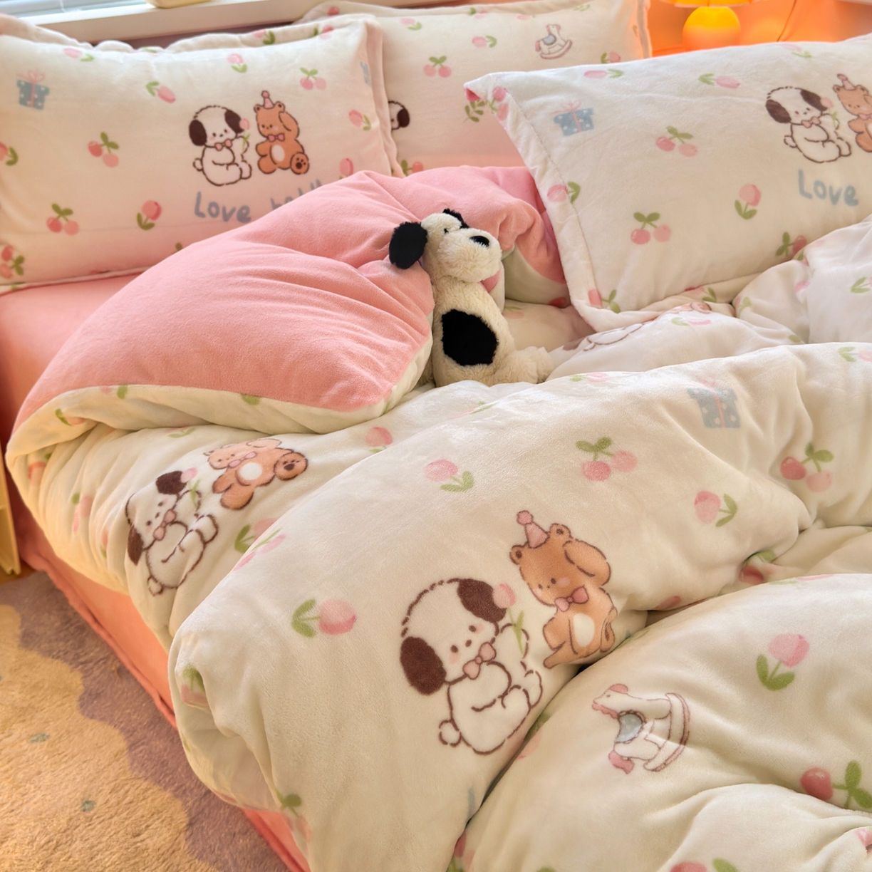 91家纺网 家纺一手货源 找家纺 铭宣 2025新款高克重牛奶绒印花保暖四件套床单床笠单被套款 秘密花园