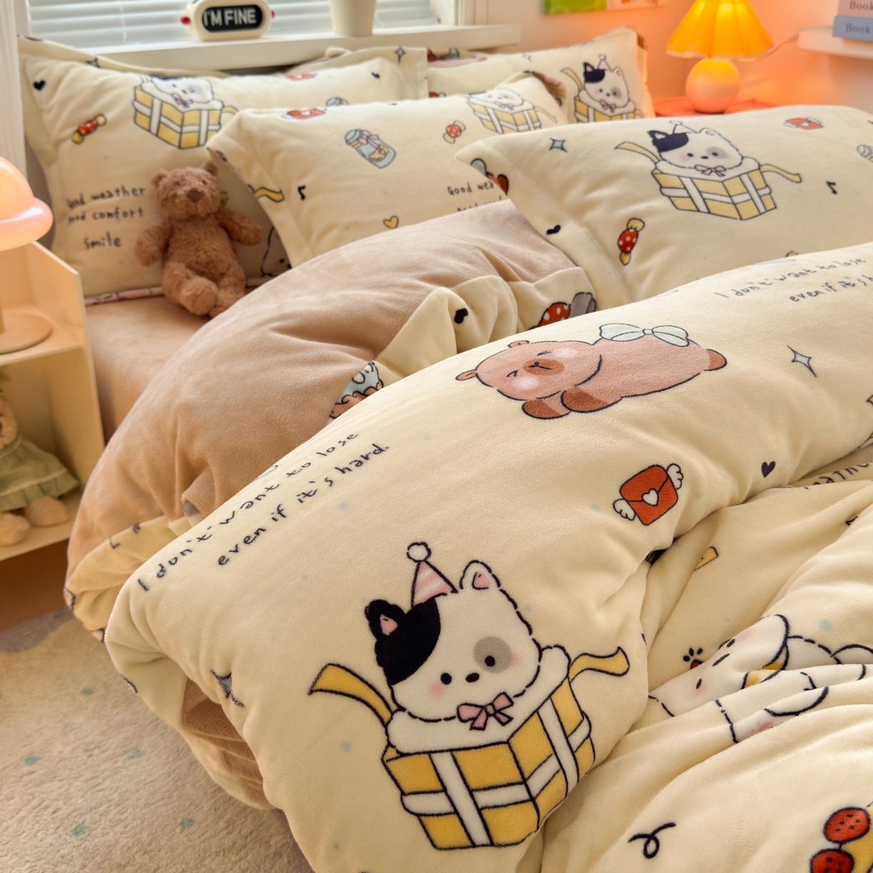 91家纺网 家纺一手货源 找家纺 铭宣 2025新款高克重牛奶绒印花保暖四件套床单床笠单被套款 奶油派对