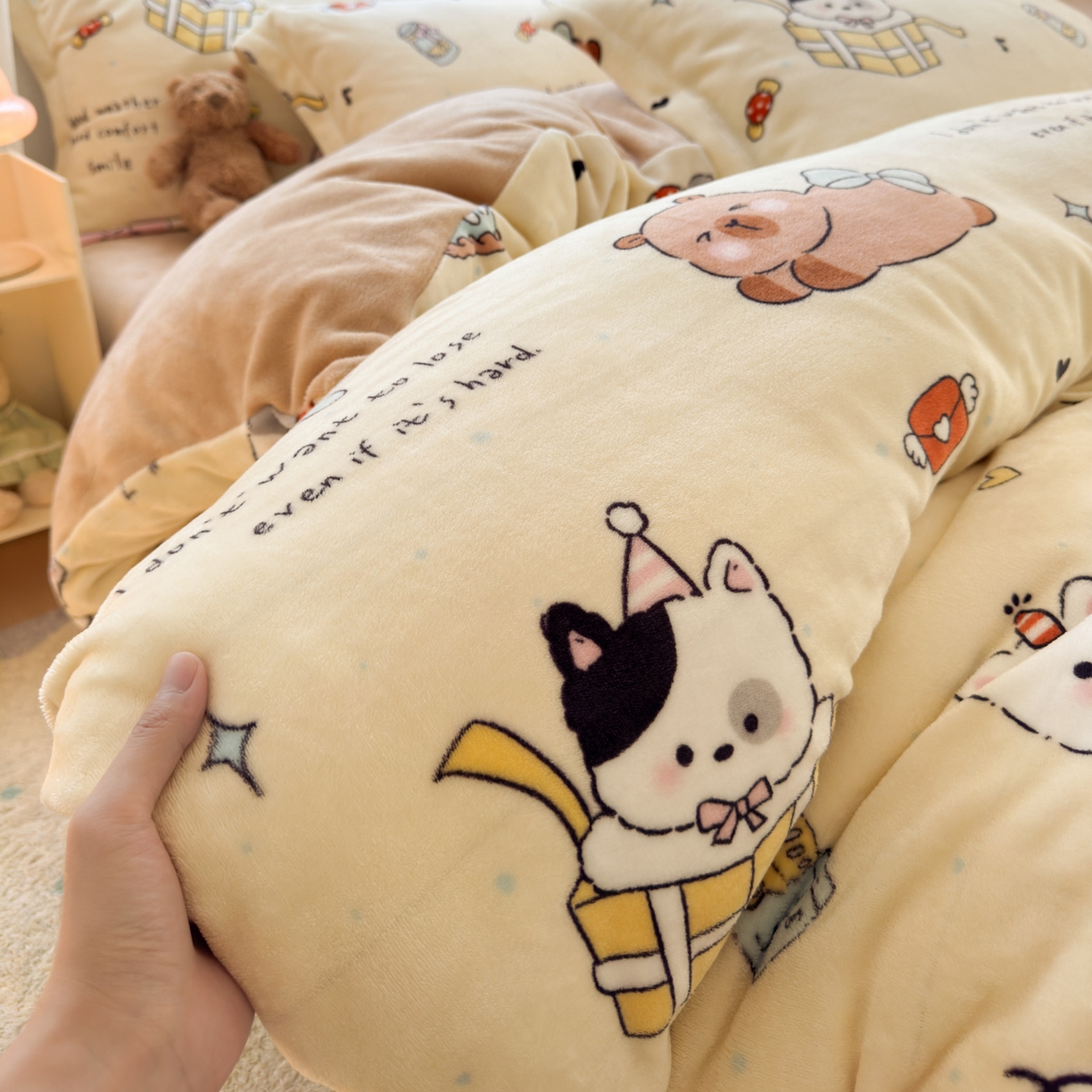 91家纺网 家纺一手货源 找家纺 铭宣 2025新款高克重牛奶绒印花保暖四件套床单床笠单被套款 奶油派对