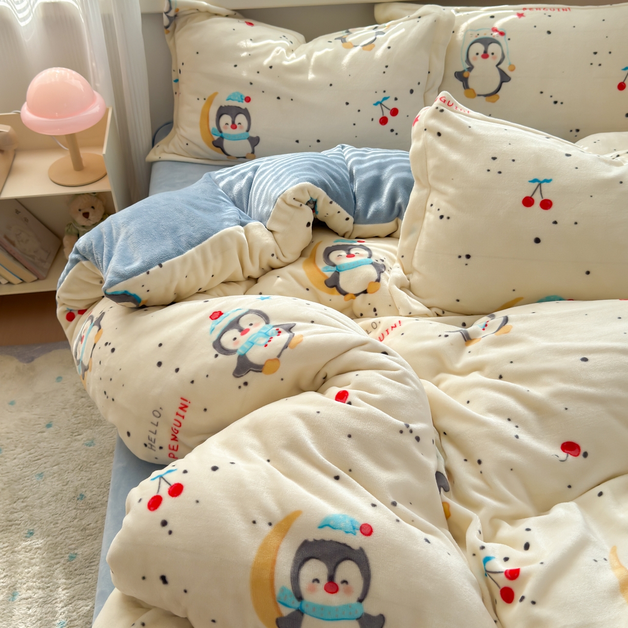 91家纺网 家纺一手货源 找家纺 铭宣 2025新款高克重牛奶绒印花保暖四件套床单床笠单被套款 企鹅乐园