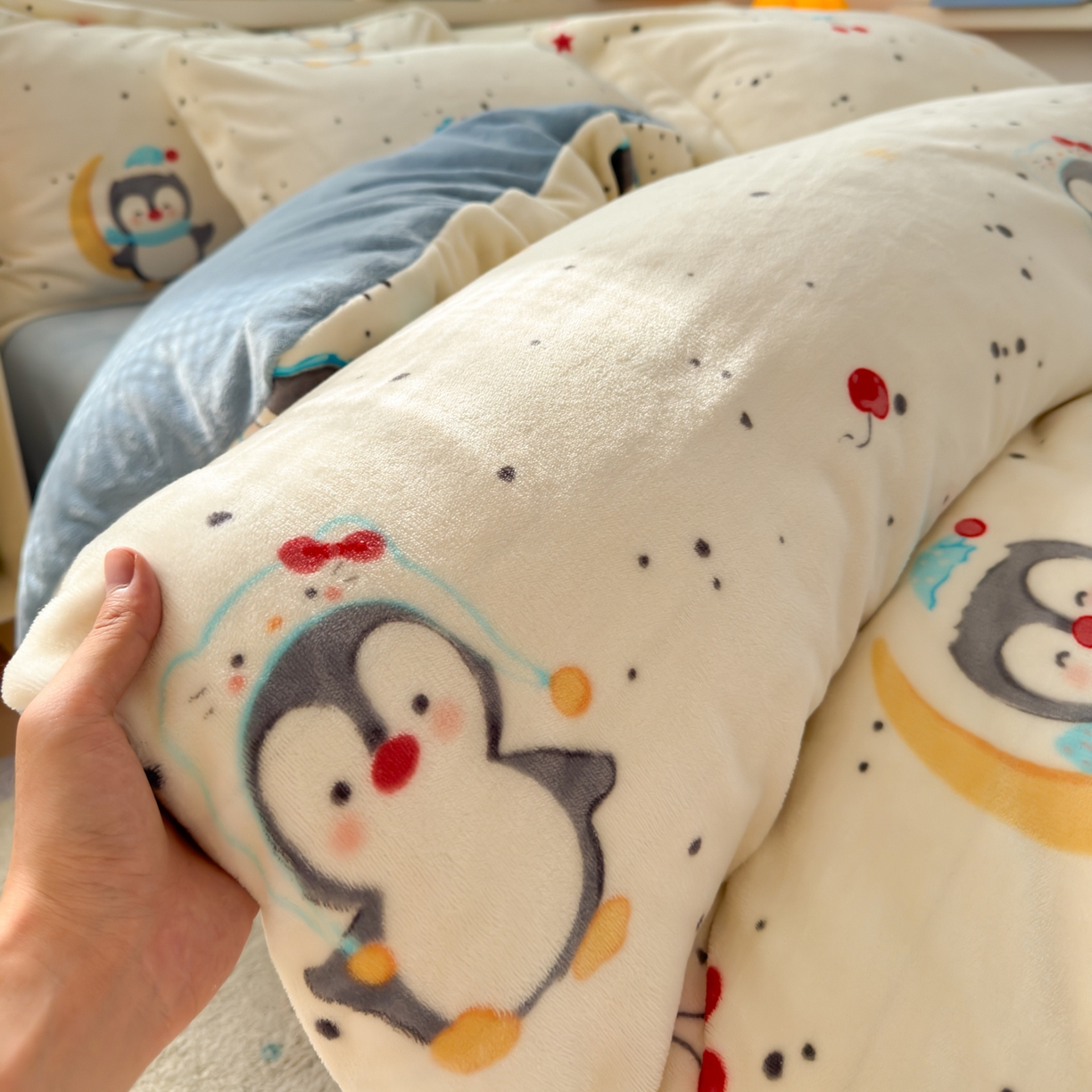 91家纺网 家纺一手货源 找家纺 铭宣 2025新款高克重牛奶绒印花保暖四件套床单床笠单被套款 企鹅乐园