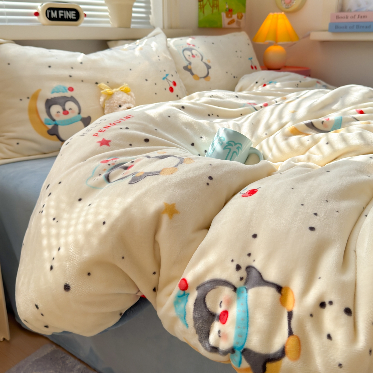 91家纺网 家纺一手货源 找家纺 铭宣 2025新款高克重牛奶绒印花保暖四件套床单床笠单被套款 企鹅乐园