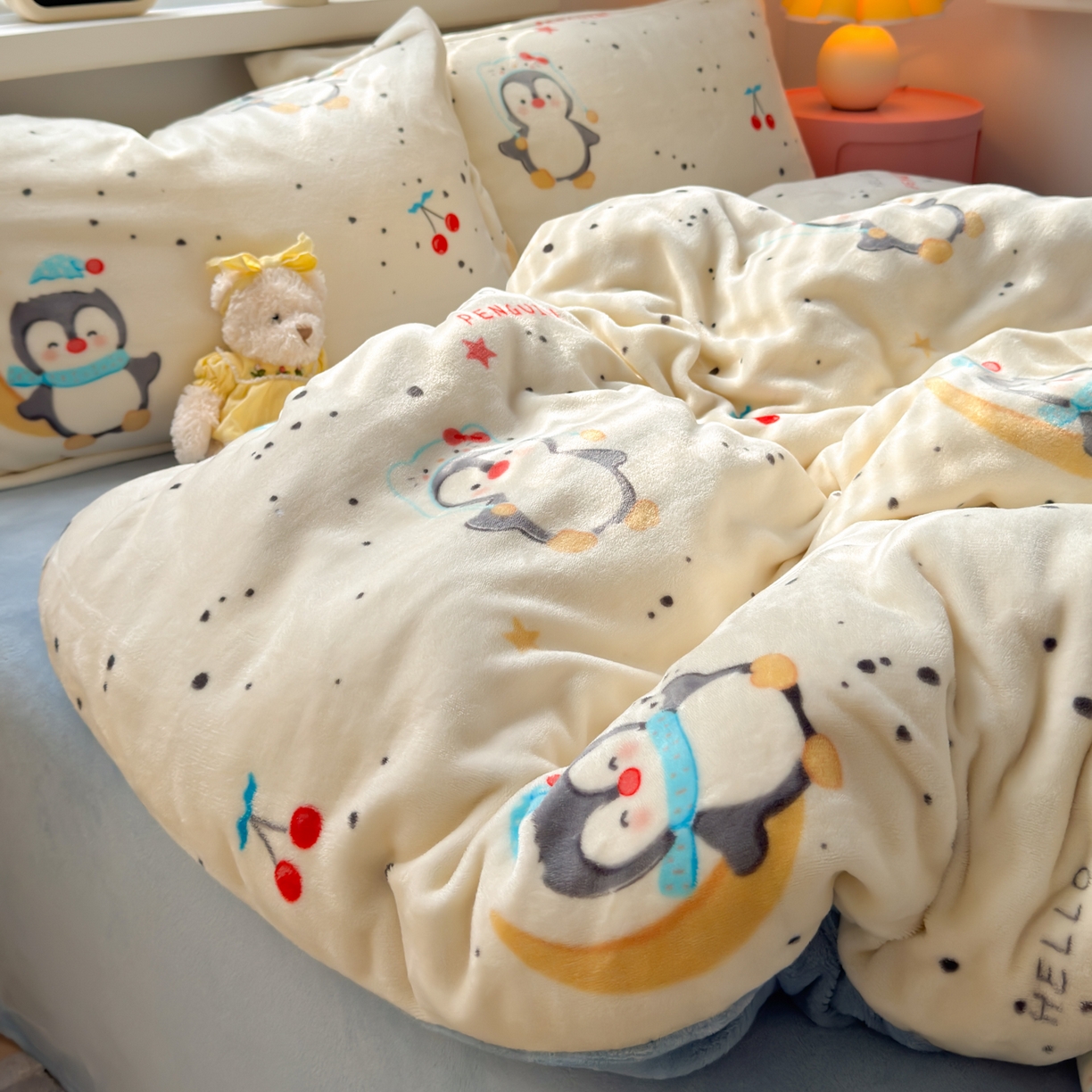 91家纺网 家纺一手货源 找家纺 铭宣 2025新款高克重牛奶绒印花保暖四件套床单床笠单被套款 企鹅乐园