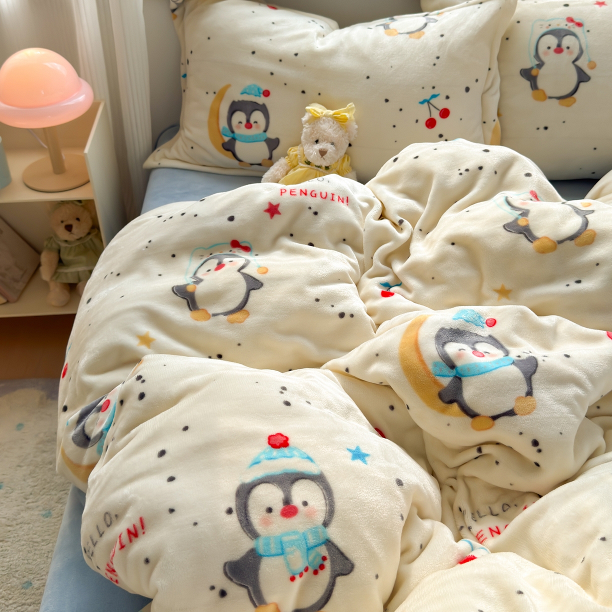 91家纺网 家纺一手货源 找家纺 铭宣 2025新款高克重牛奶绒印花保暖四件套床单床笠单被套款 企鹅乐园