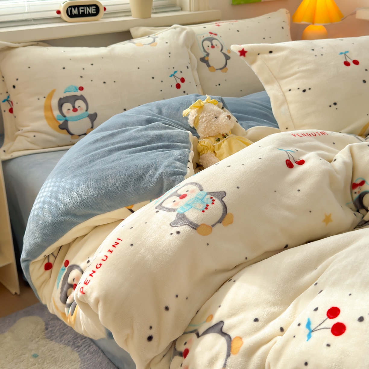 91家纺网 家纺一手货源 找家纺 铭宣 2025新款高克重牛奶绒印花保暖四件套床单床笠单被套款 企鹅乐园