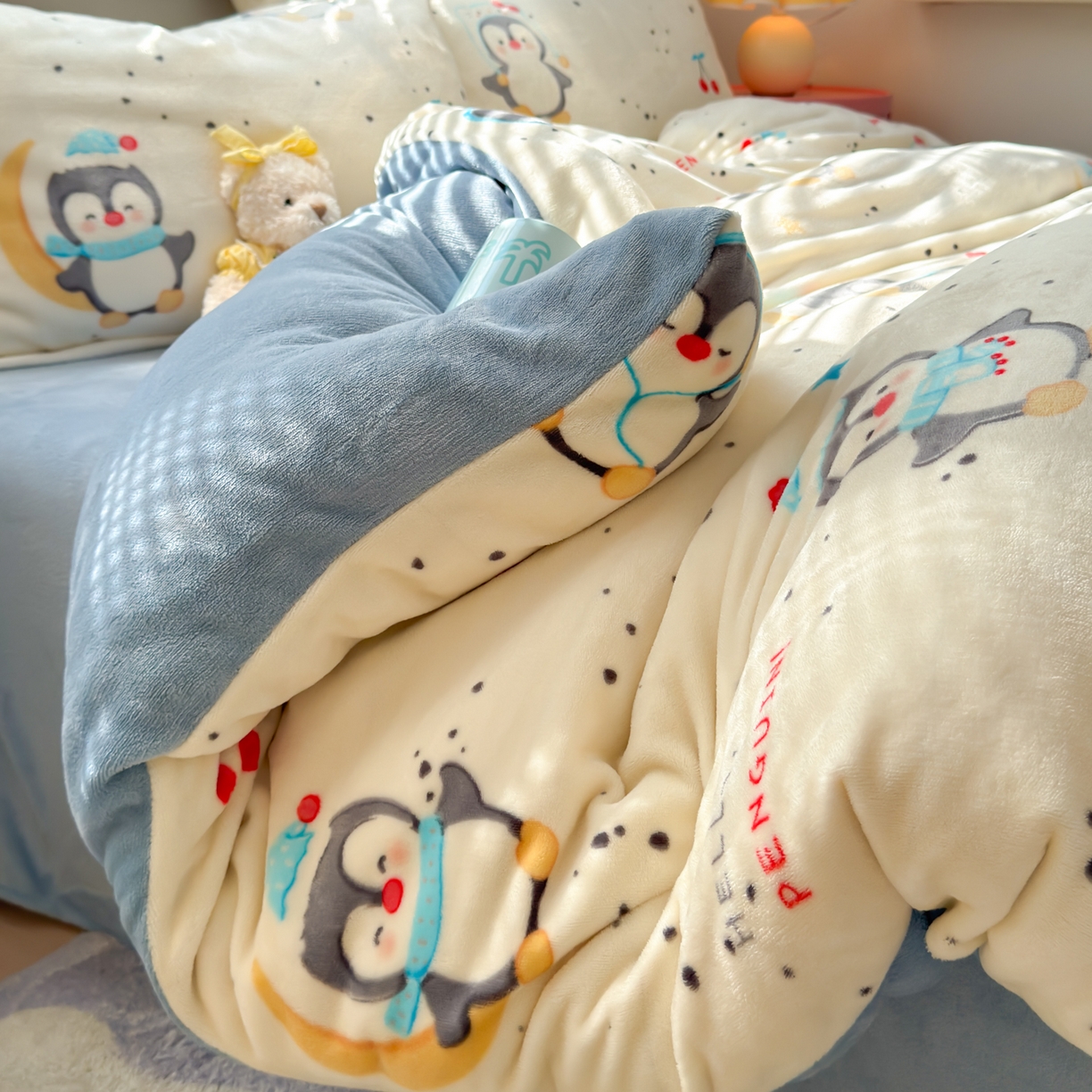 91家纺网 家纺一手货源 找家纺 铭宣 2025新款高克重牛奶绒印花保暖四件套床单床笠单被套款 企鹅乐园