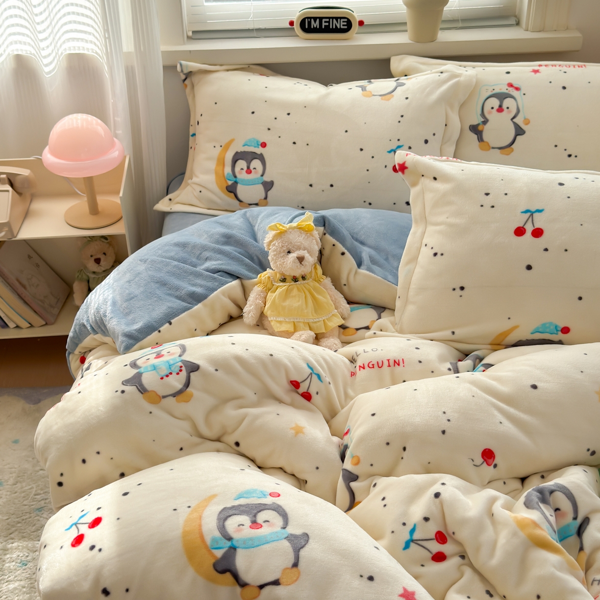 91家纺网 家纺一手货源 找家纺 铭宣 2025新款高克重牛奶绒印花保暖四件套床单床笠单被套款 企鹅乐园