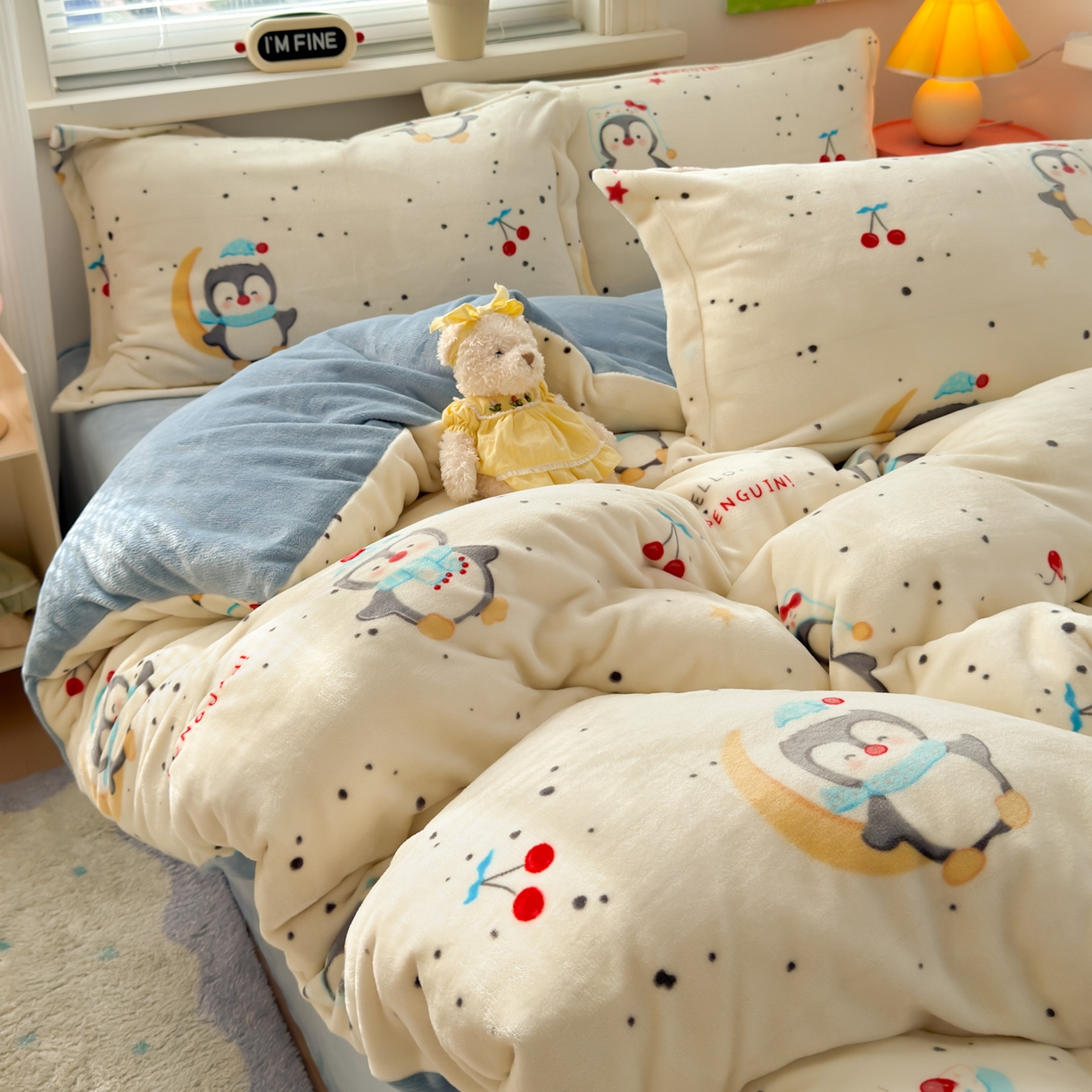 91家纺网 家纺一手货源 找家纺 铭宣 2025新款高克重牛奶绒印花保暖四件套床单床笠单被套款 企鹅乐园