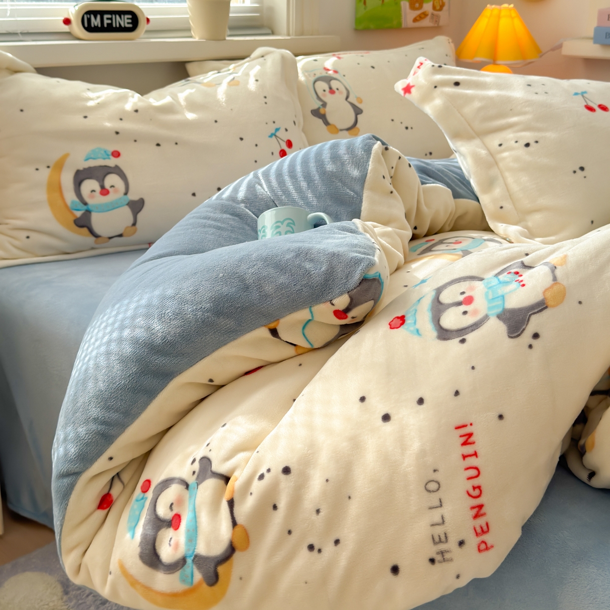 91家纺网 家纺一手货源 找家纺 铭宣 2025新款高克重牛奶绒印花保暖四件套床单床笠单被套款 企鹅乐园