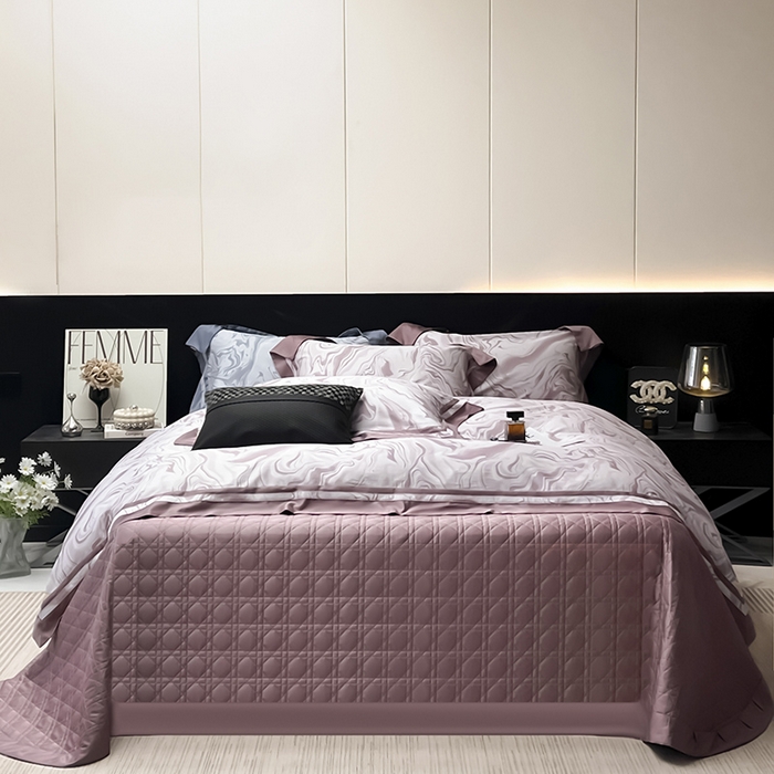 91家纺网 家纺一手货源 找家纺 2025新款高端A类长绒棉夹棉床盖床笠四件套全棉纯棉纯色绗绣四季款保护罩高级感床上用品 时漫-温妮粉