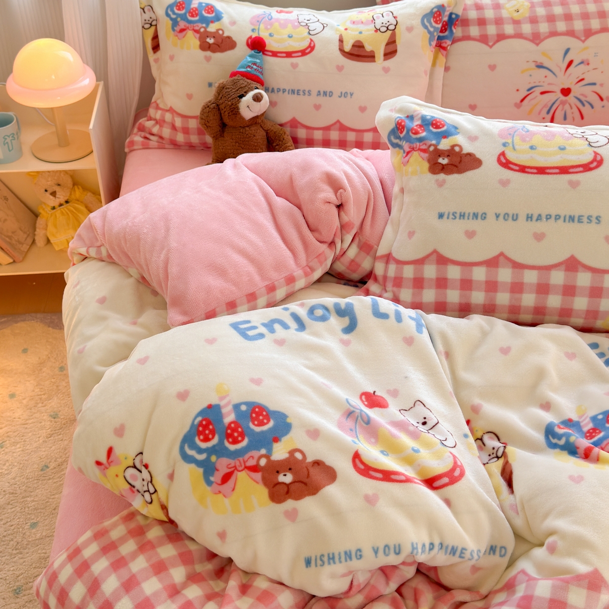 91家纺网 家纺一手货源 找家纺 铭宣 2025新款高克重牛奶绒印花保暖四件套床单床笠单被套款 生日派对