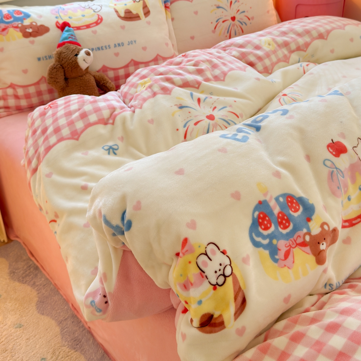 91家纺网 家纺一手货源 找家纺 铭宣 2025新款高克重牛奶绒印花保暖四件套床单床笠单被套款 生日派对