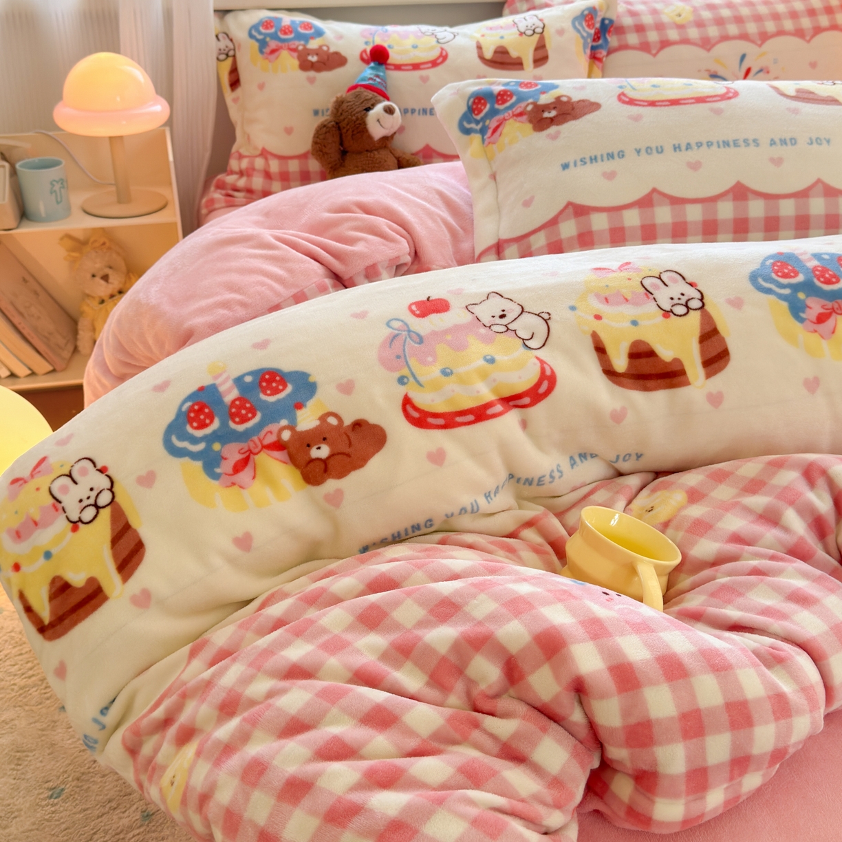 91家纺网 家纺一手货源 找家纺 铭宣 2025新款高克重牛奶绒印花保暖四件套床单床笠单被套款 生日派对