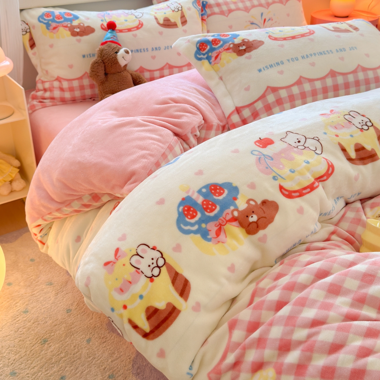 91家纺网 家纺一手货源 找家纺 铭宣 2025新款高克重牛奶绒印花保暖四件套床单床笠单被套款 生日派对