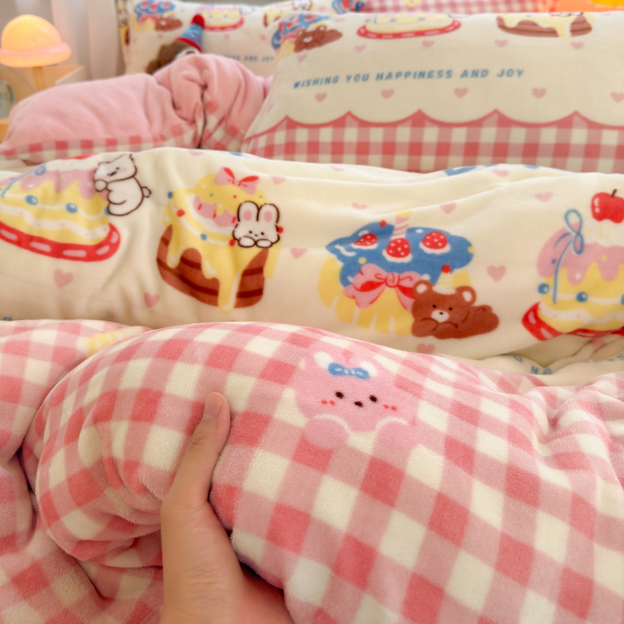 91家纺网 家纺一手货源 找家纺 铭宣 2025新款高克重牛奶绒印花保暖四件套床单床笠单被套款 生日派对