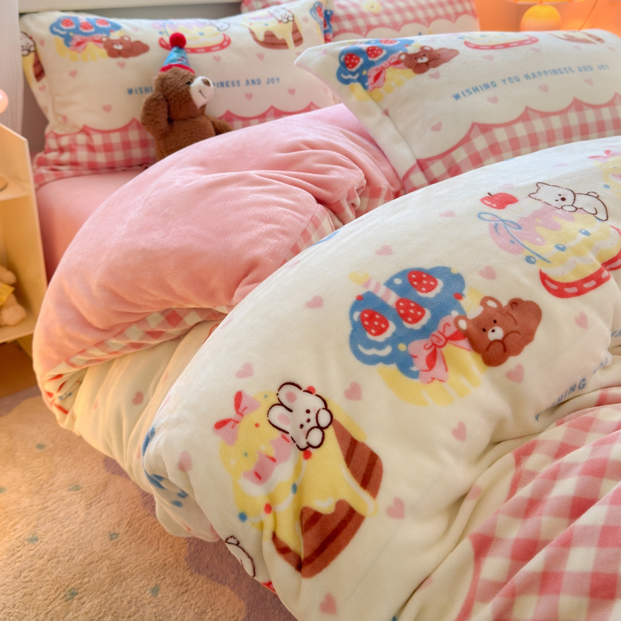 91家纺网 家纺一手货源 找家纺 铭宣 2025新款高克重牛奶绒印花保暖四件套床单床笠单被套款 生日派对