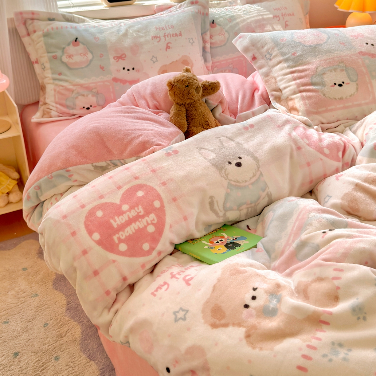 91家纺网 家纺一手货源 找家纺 铭宣 2025新款高克重牛奶绒印花保暖四件套床单床笠单被套款 甜心宝贝