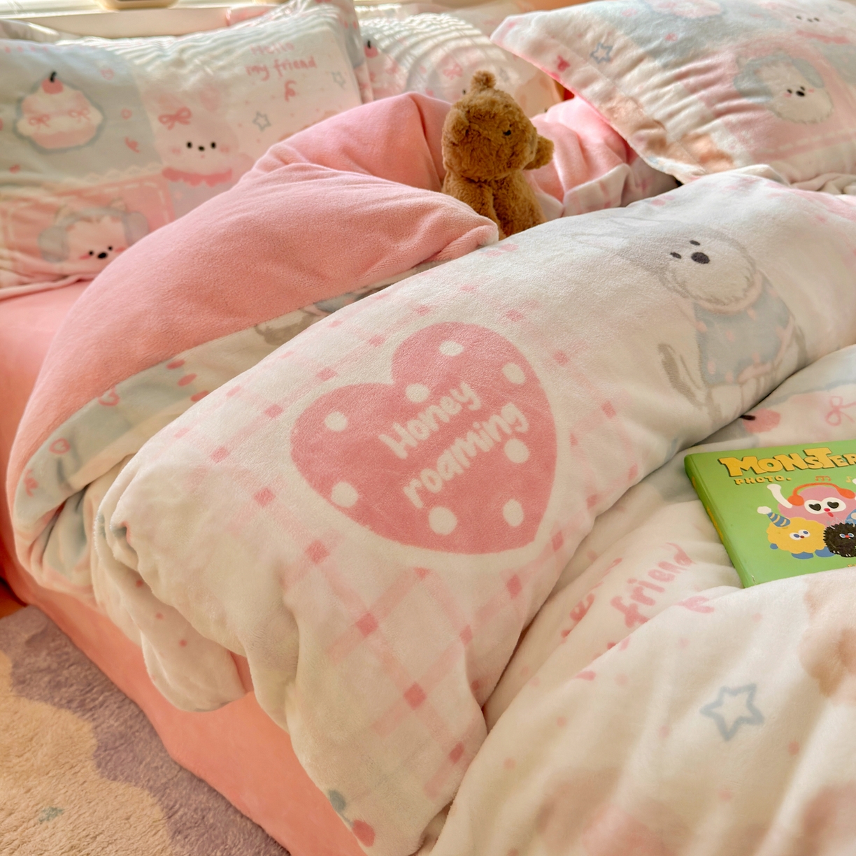 91家纺网 家纺一手货源 找家纺 铭宣 2025新款高克重牛奶绒印花保暖四件套床单床笠单被套款 甜心宝贝