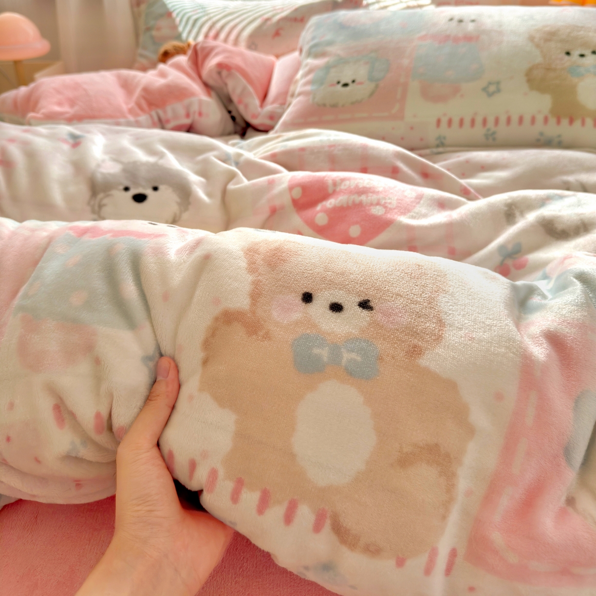 91家纺网 家纺一手货源 找家纺 铭宣 2025新款高克重牛奶绒印花保暖四件套床单床笠单被套款 甜心宝贝