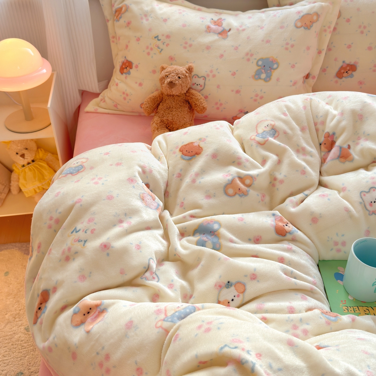 91家纺网 家纺一手货源 找家纺 铭宣 2025新款高克重牛奶绒印花保暖四件套床单床笠单被套款 甜樱萌宠