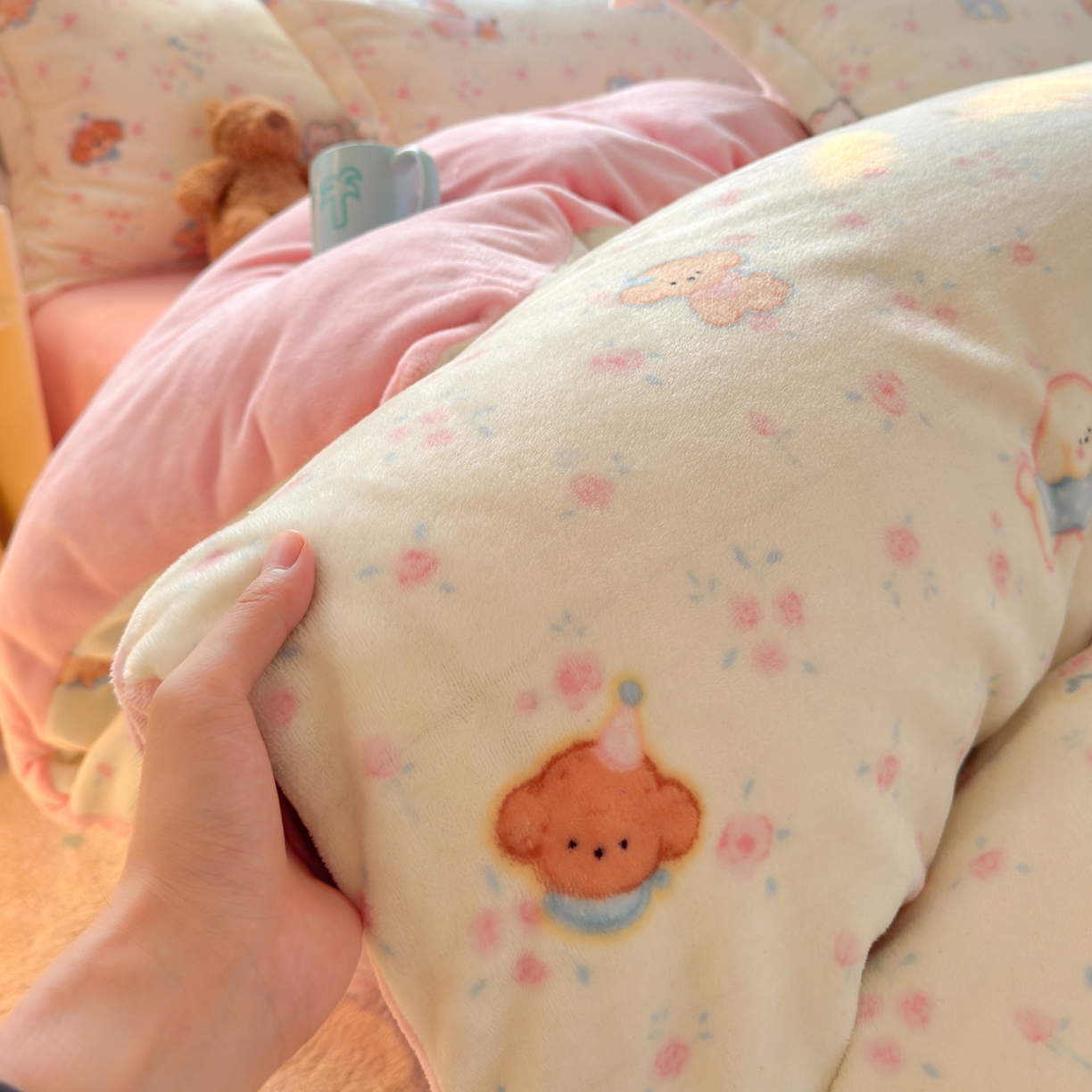 91家纺网 家纺一手货源 找家纺 铭宣 2025新款高克重牛奶绒印花保暖四件套床单床笠单被套款 甜樱萌宠